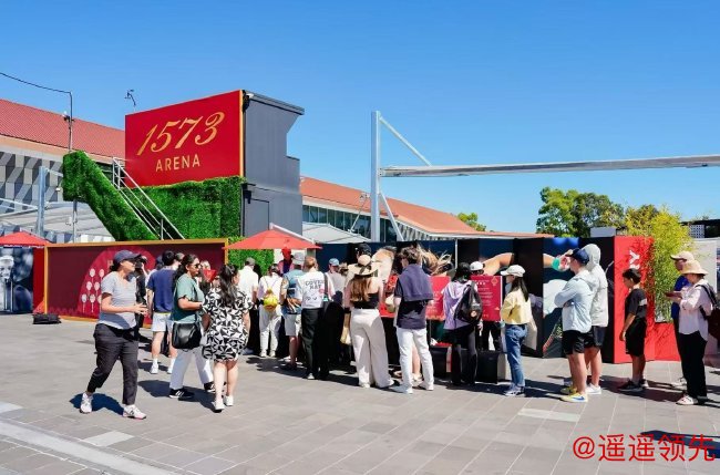 中国漆扇吸引了众多澳网观众排队体验