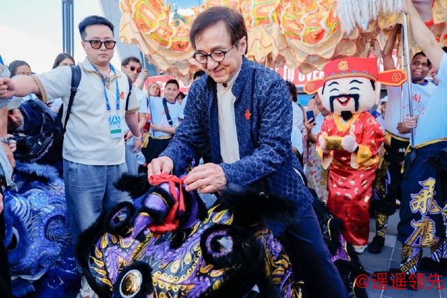 成龙为澳网现场醒狮簪花挂红