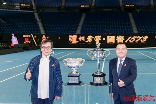 刘淼董事长、成龙与澳网男单、女单冠军奖杯合影