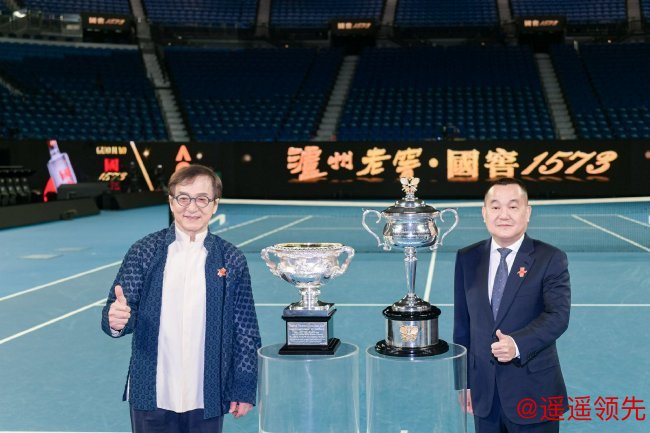 刘淼董事长、成龙与澳网男单、女单冠军奖杯合影